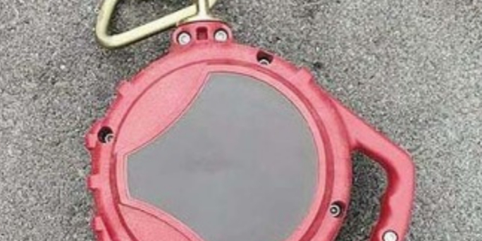 Magasban végzett munka, leesés elleni védelem - önbehúzó mentőkötél.